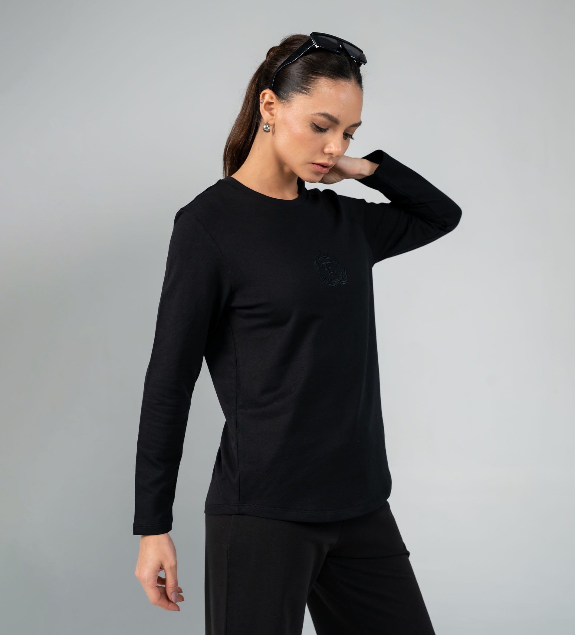 Sweatshirts Solid Sweatshirts Monochrome Emblem Black sweatshirt